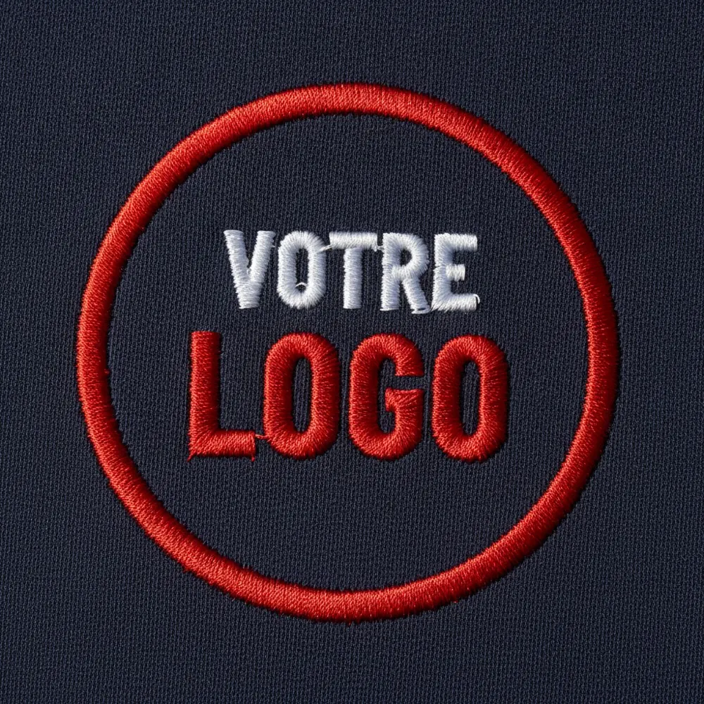 Gros plan d'un logo brodé sur tissu marine